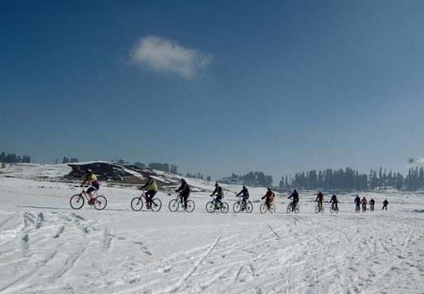 snow cycling gulmarg